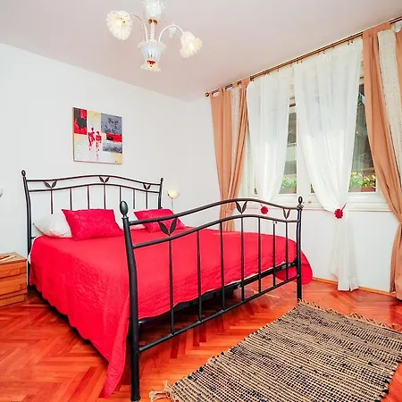 Crvena Orhideja * Split