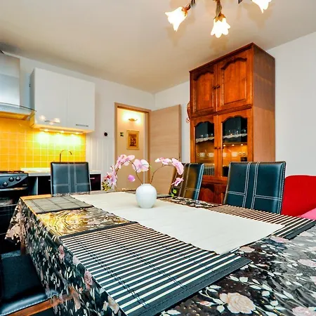 Crvena Orhideja Daire *