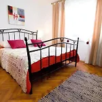 Apartment Apartments Crvena Orhideja *